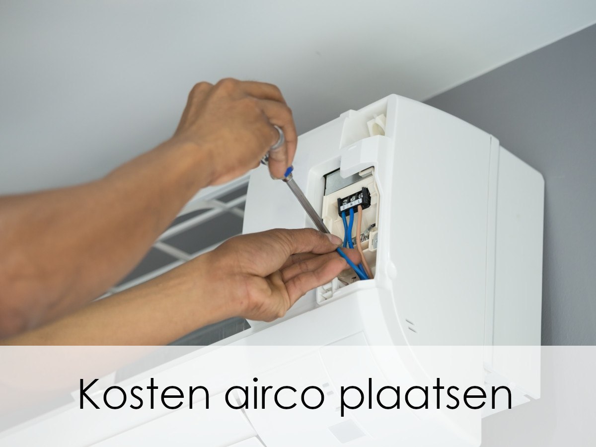 installateur bezig met airco plaatsen